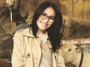 Disebut Mirip Bule, Ayu Ting Ting Malah Panen Cibiran