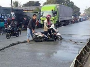 Viral Foto Ibu Bermotor Terjebak di Cor Basah, Dinas PU: Anggarannya Rp 14 M