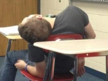 Kocak, 6 Foto Lucu Pelajar Saat Nggak Kuat Nahan Ngantuk di Kelas