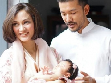 FOTO : Potret Bahagia Atiqah Hasiholan & Rio Dewanto Saat Gelar Aqiqah Baby Salma