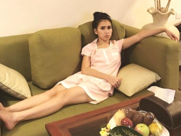 Posisi Tengkurap, Bagian Dada Ayu Ting Ting Malah Terekspos