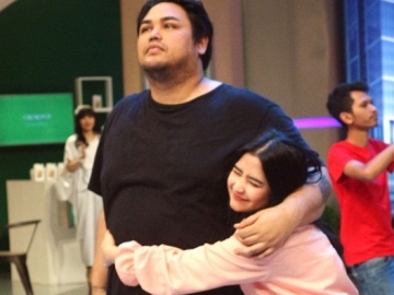 Fitting Gaun Rancangan Ivan Gunawan, Prilly Latuconsina Bakal Lamaran?