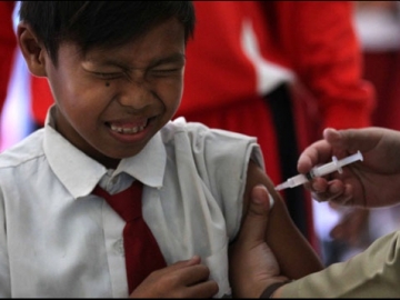 Takut Disuntik, Beredar Video Kocak Siswi SD Kabur dan Tendang Alat Vital Guru