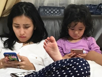 Sebar Foto Anak dengan Pakaian 'Melorot', Ayu Ting Ting Panen Hujatan
