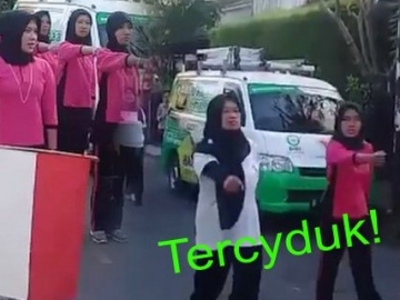 Kocak, Begini Jadinya Kalau Ibu-ibu Kurang Fokus Saat Ikut Lomba Gerak Jalan 17 Agustusan
