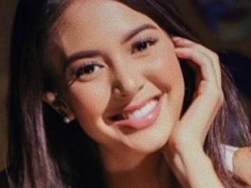 FOTO : Keren Abis, Aurelie Moeremans Jadi Pasukan Pengibar Bendera dalam Air