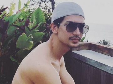 FOTO : Jadi Anak Pulau, Dimas Beck Liburan Seru Bareng Sahabat ke Thailand