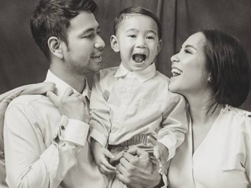 FOTO : Lakukan Pemotretan Berkonsep Klasik, Raffi & Gigi Pamerkan Keluarga Bahagia