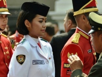 6 Hal yang Perlu Kamu Tahu Tentang Fariza Putri Salsabila, Si Cantik Pembawa Baki Bendera Pusaka