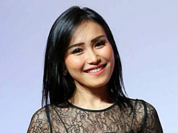 Pose Begini, Ayu Ting Ting Dibilang Kembaran Wanita Populer Ini