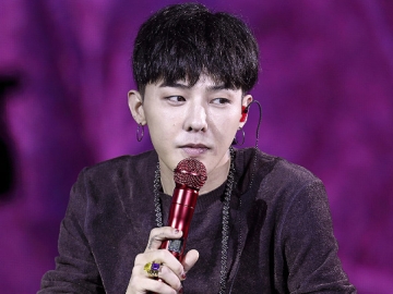 Pasang Pose Sendu Bareng Anjing Kesayangan, Netter Malah Salah Fokus ke Celana G-Dragon