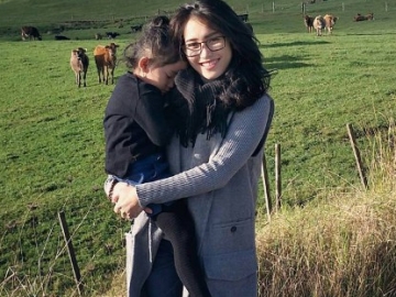 Sederhana, Ayu Ting Ting Pilih Makan di Lantai Sambil Pakai Daster