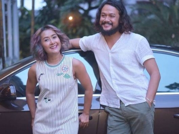 FOTO : Kocak Abis, Dwi Sasono & Widi Be3 Kompak Dandan ala Anak SD Saat Agustusan