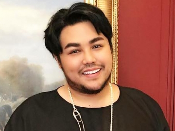 Pamer Foto Badan Atletis Sambil Gendong Bayi, Ivan Gunawan Beri kode Segera Menikah?