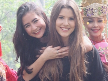 FOTO : Amanda Cerny Sapa Fans di Indonesia, Prilly Latuconsina Minta Gendong