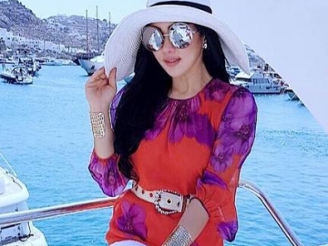 FOTO : Naik Yacht Pribadi, Mewah dan Serunya Liburan ala Syahrini ke Yunani