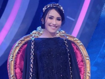 Meriahkan Konser Idolanya, Fans Ayu Ting Ting Bawa Gambar Ikan