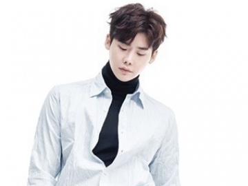 Jalan Seru Bareng Jung Hae In & Shin Jae Ha, Kumis Lee Jong Suk Buat Fans Salah Fokus