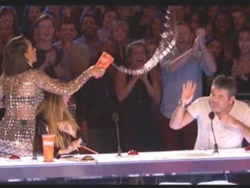 Komentari Penampilan Demian di 'America's Got Talent 2017', Simon Cowell Disiram Air oleh Mel B