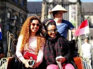 Narik di Amsterdam, Siapa Sangka Bule Ganteng Ini Beli Becaknya di Yogya