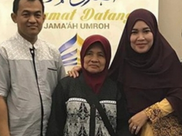 Terungkap, Ibunda Ayu Ting Ting Ternyata Dua Kali Umroh Bareng First Travel