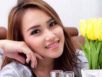 Terlihat Sederhana, Sandal Jepit Ayu Ting Ting Ini Harganya Bikin Geleng-Geleng Kepala