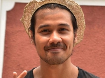 Bikin Netizen Penasaran, Inikah Sosok Cewek Misterius yang Dipeluk Chico Jericho?