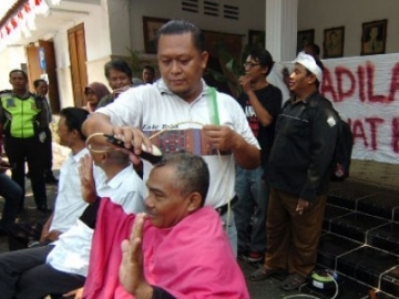 Penangkapan Wali Kota Tegal Jadi Sorotan, PNS Rayakan Dengan Cukur Gundul