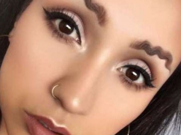 Tren Alis Bergelombang Aneh Ini Lagi Viral, Ada yang Mau Ikutan?