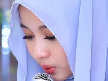 Laudya Cynthia Bella Berurai Air Mata di Pengajian, Netizen Malah Salfok ke Ini