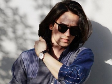 Keren Dibalut Jas Warna Merah, Omar Daniel 'Dua Wanita Cantik' Buat Fans Terpesona