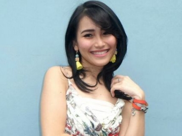 Syuting Program 'Brownis', Ayu Ting Ting Pakai Sepatu Seharga Rp 16 Juta