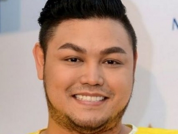 Unggah Foto Makan di Atas Closet, Ivan Gunawan Bikin Netizen Jijik