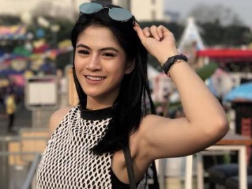 Hana Saraswati Mirror Selfie dengan Baju Model Begini, Netter: Wow, Gede Juga!