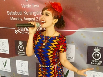 Sebut Bule Tampan Ini 'Lelakiku', Roro Fitria Sukses Buat Netter Heboh