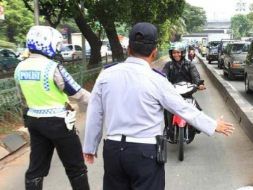 Tak Terima Ditilang Usai Terobos Jalur Busway, Video Pengendara Motor Debat Polisi Viral di Medsos