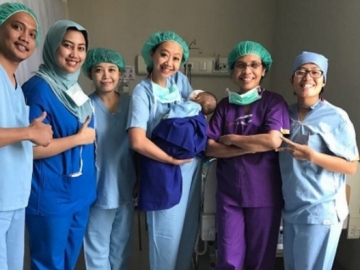 Sukses Operasi Katarak, Putra Kedua Asri Welas Kini Berkacamata