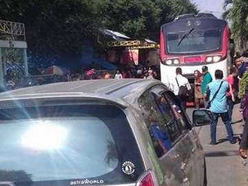 Astaga, Ada Mobil Parkir di Atas Rel Hingga Membuat Kereta di Solo Tak Bisa Melintas