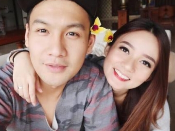 FOTO: Pamer Bikini dan Renang Bareng, Romantisnya Liburan Fendy Chow & Istri di Bali