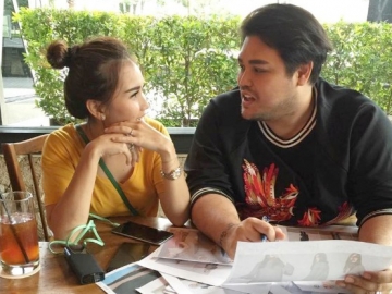 Dipeluk Ivan Gunawan dari Belakang, Aksi Ayu Ting Ting Ini Malah Bikin Netter Geram