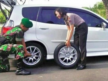 'Romantis', Kisah Anggota TNI Bantu Polwan Ganti Ban Ini Viral di Media Sosial