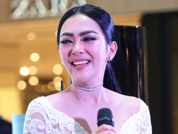Pamer Foto Pakai Handuk Mandi, Syahrini Buat Netter Syok