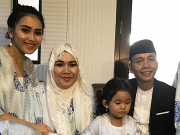 Ajari Bilqis Renang, Posisi Tangan Ayah Ayu Ting Ting Buat Netter Geram