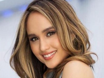 Cinta Laura Gandeng Pria Ganteng di Red Carpet Emmy Awards, Pacar Baru?