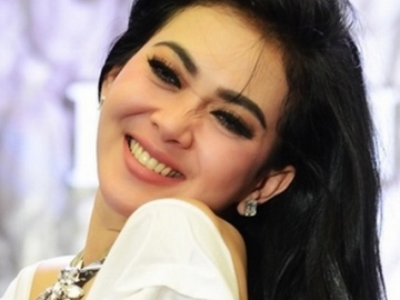 Kaos Oblong Sobek-sobek Milik Syahrini Ini Harganya Jutaan, Netizen Terguncang