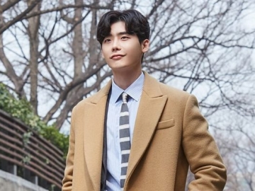 Canggung Hingga Imut, Lee Jong Suk Tunjukkan Karakternya di Teaser 'While You Were Sleeping'