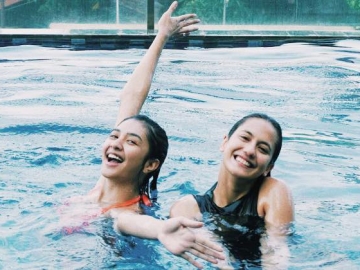 Adu Pose Aneh, Begini Wajah Pevita Pearce VS Mikha Tambayong