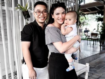 FOTO: Liburan Pertama Anak Alice Norin di Bali, Nikmati Pantai Hingga Renang dengan Floats