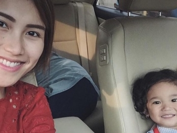 Ayu Ting Ting Unggah Foto Bilqis Pose Manyun, Netizen: Makin Mirip Muka Neneknya