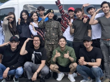 Kunjungi Siwan di Markas Militer, Ternyata Yoona SNSD Berikan Hadiah Spesial Ini